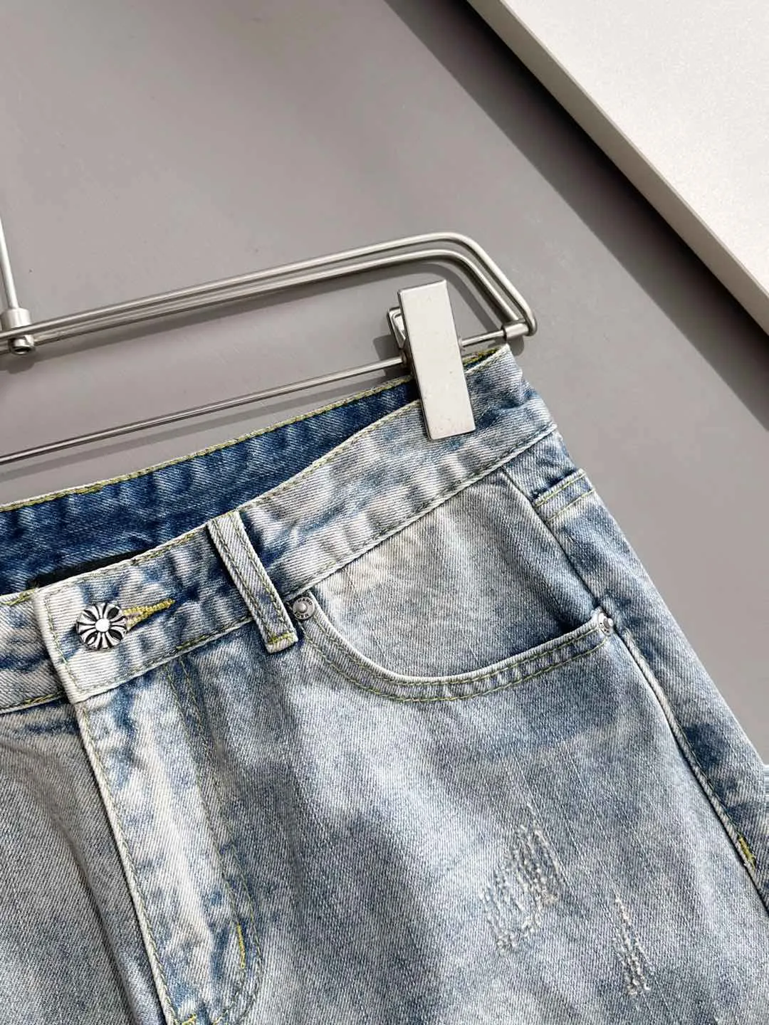 🅿️400 Croixin 2025 new summer loose jeans straight trousers, the trend in the trend! Many fashion bloggers control the upper body. The water is woven from imported Japanese Denim plain cotton denim fabric. It has three standards, is soft, delicate, comfortable and breathable. The color has a modern and fashionable vicissitudes. The upper body is versatile and fashionable! Light luxury, a must-have item for daily commuting! Code number: 28-38 (please state your height and weight when placing an order)